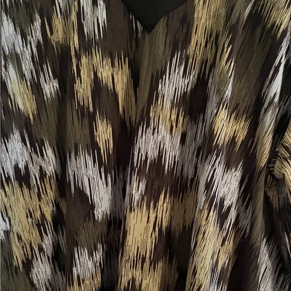 Belle by Kim Gravel Patterned V-Neck Top - Picture 6 of 6